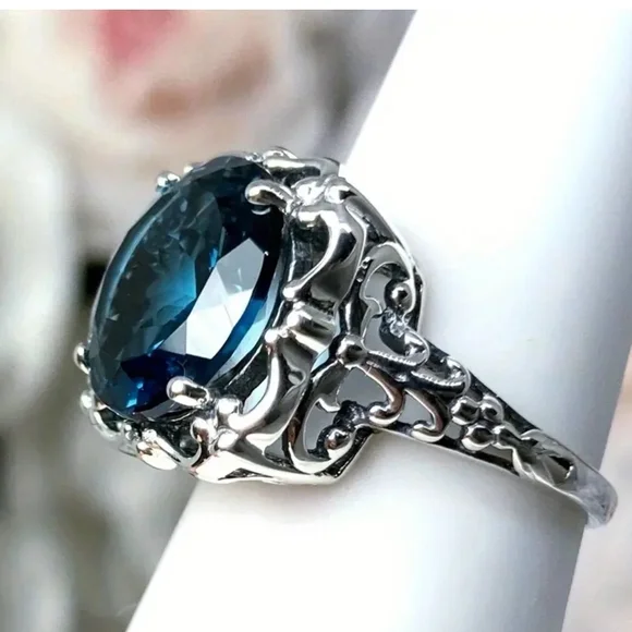 Elegant Silver Ring with Blue Gemstone - Picture 3 of 4